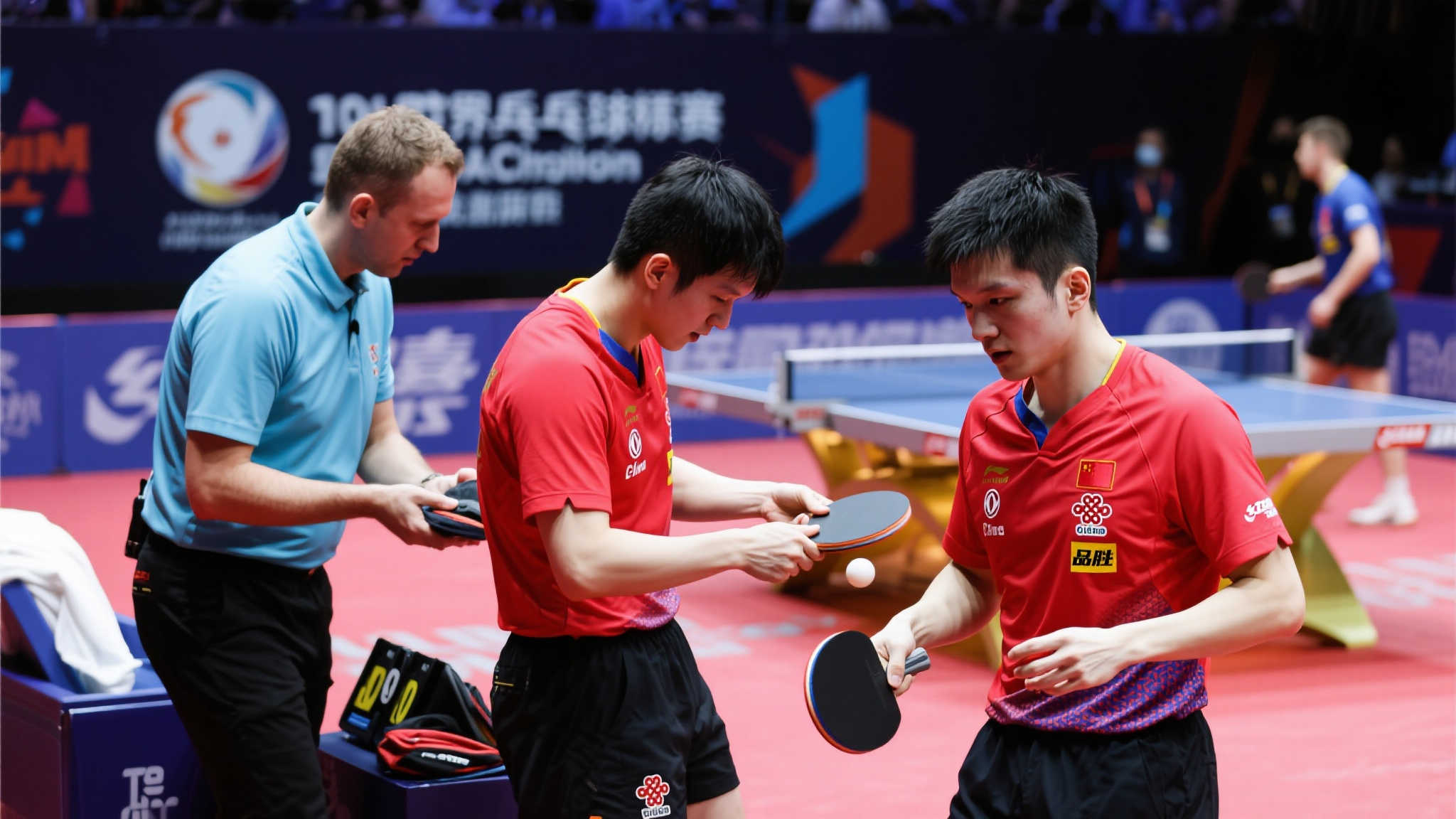 献了许多精 献了许多精